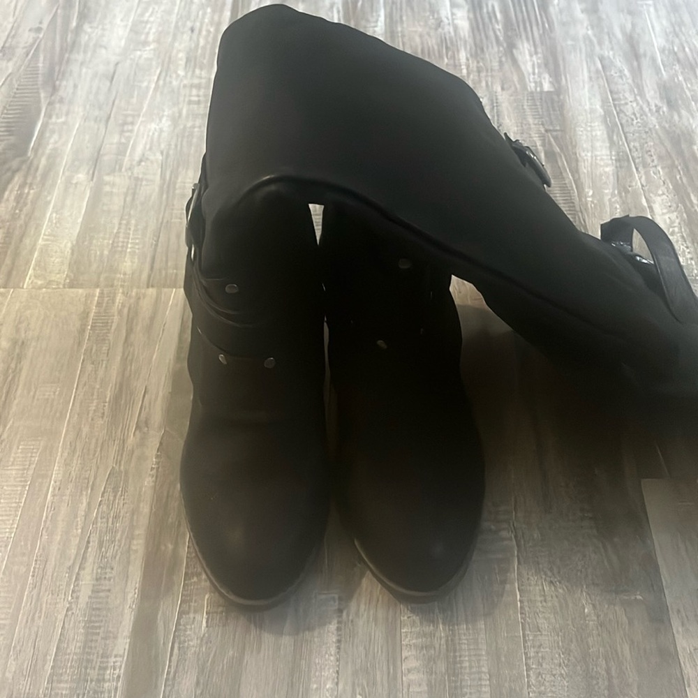 Women boots with heels and buckles